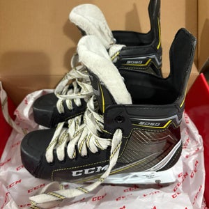 CCM Tacks Classic 9060 Hockey Skates Regular Width Size 4.5 (Used)