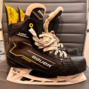 2024 Bauer Supreme M30 Hockey Skates Regular Width 9.5 (Used)