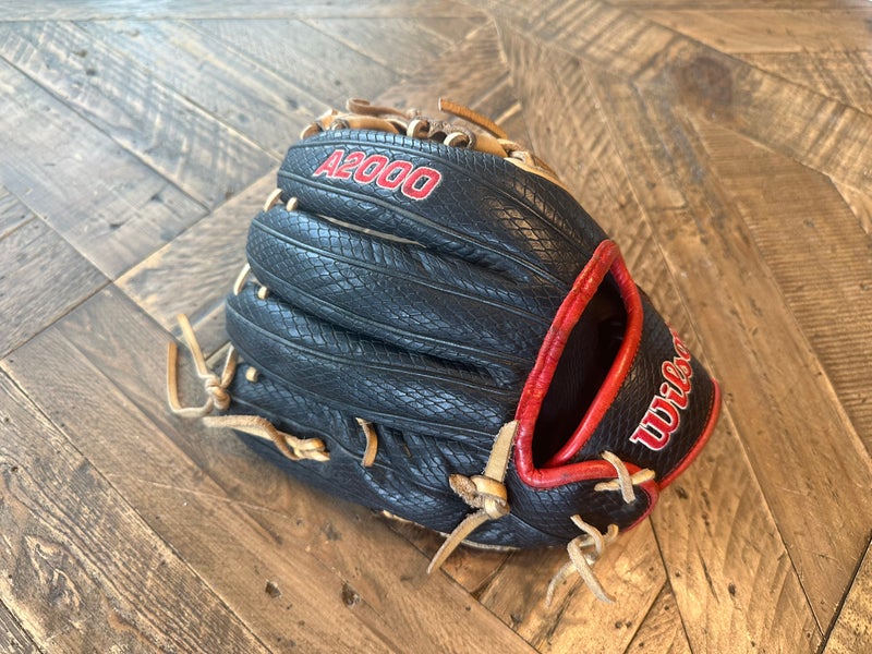Wilson Right Hand Throw Infield A2000 Baseball Glove 11.25" (Used)