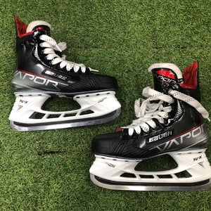 Intermediate Bauer Vapor X-Lite Hockey Skates Size 5.5 (New)