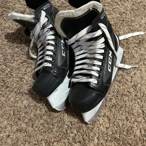 2019 CCM Tacks 9040 Hockey Skates Regular Width  Size 4 (Used)