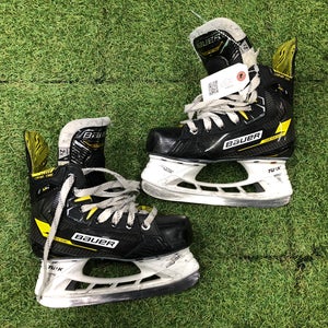Junior Bauer Supreme M4 Hockey Skates Regular Width Size 2.5 (Used)