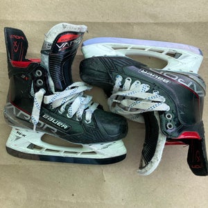Intermediate Bauer Vapor 3X Hockey Skates Size 5.5 (Used)