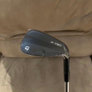 New Black TaylorMade P790 RH Set (4-PW) - Dynamic Gold S300 + Titleist Vokey SM8 Wedge (56°)