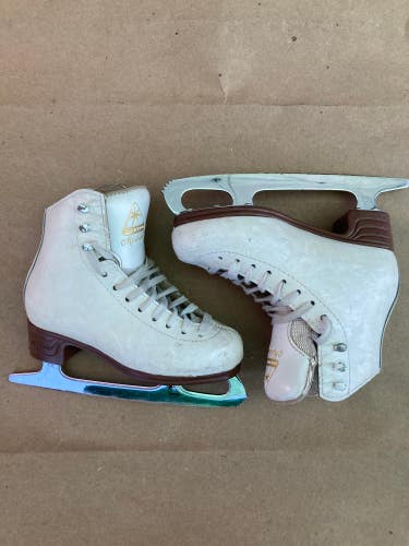 White Jackson Ultima Mystique Figure Skates Junior 13 (Used)