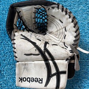 White Youth Reebok Revoke 7000 Goalie Glove Regular (Used)