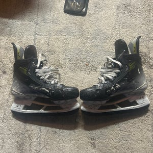 2023 Bauer Vapor Hyperlite 2 Hockey Skates Regular Width fit 1  9.5 (Used)