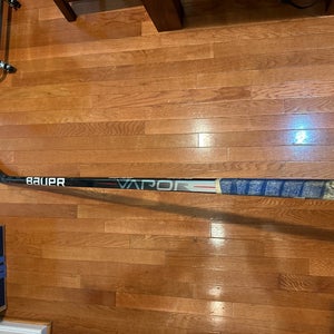 Senior Bauer Vapor Hyperlite Right Handed Hockey Stick (Used)