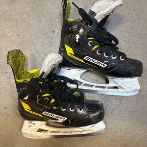 Junior Bauer Supreme M4 Hockey Skates Regular Width Size 3.5 (Used)
