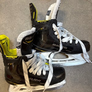 Intermediate Bauer Supreme M4 Hockey Skates Size 4.5 (Used)