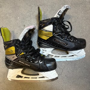 Junior Bauer Supreme 3S Hockey Skates Regular Width Size 2.5 (Used)