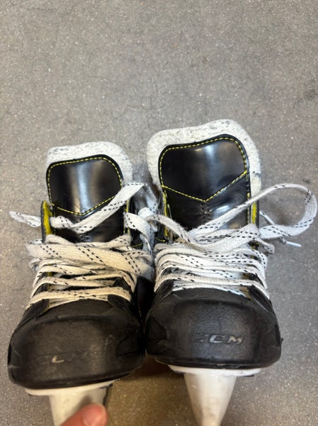 Youth CCM Super Tacks 9350 Hockey Skates Regular Width 10 (Used)