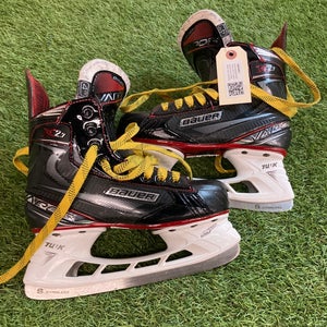 Intermediate Bauer Vapor X2.7 Hockey Skates Extra Wide Width Size 4 (Used)