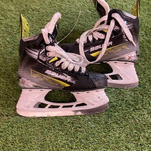 Junior Bauer Vapor X4 Hockey Skates Regular Width Size 3.5 (Used)