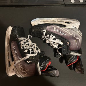 2021 Bauer Vapor Hyperlite Hockey Skates Regular Width   10 (Used)
