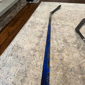 Senior Bauer Vapor Hyperlite 2 Right Handed Hockey Stick P28M (Used)