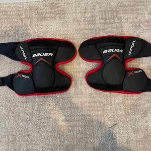 Bauer x900 Youth Hockey Goalie Knee Guards