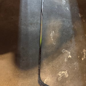 Senior Bauer Vapor Hyperlite 2 Right Handed Hockey Stick P92 (Used)