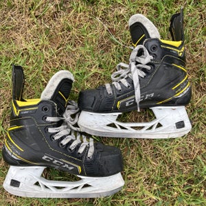 Junior CCM Super Tacks 9380 Hockey Skates Regular Width Size 2.5 (Used)