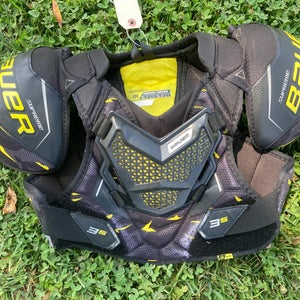 Medium Junior Bauer Supreme 3S Shoulder Pads (Used)