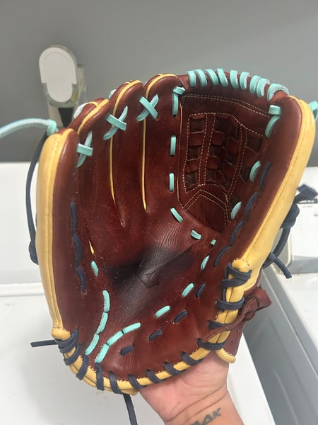 Mizuno Left Hand Throw Pitcher's Prime Elite Baseball Glove 12" (Used)