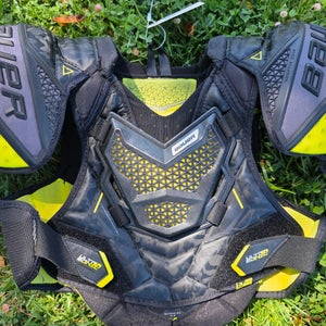 Medium Junior Bauer Supreme Ultrasonic Shoulder Pads