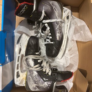 Bauer Vapor Hyperlite Hockey Skates  9 (Used)