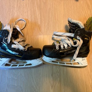 Bauer Supreme M5 Pro Hockey Skates Regular Width  13 (Used)