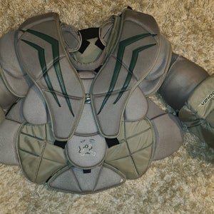 Small Vaughn Velocity V7 XF Pro Carbon Goalie Chest Protector (Used)