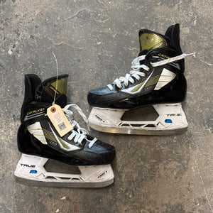 Intermediate True Catalyst 5 Hockey Skates Regular Width Size 6 (Used)