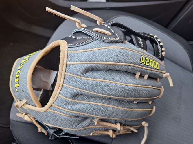 Wilson Left Hand Throw Outfield A2000 Baseball Glove 12.75" (New)
