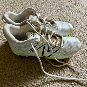 White Mens Size 5.5 (W 6.5) New Balance Mid Top Junior FreezeLX v4 Molded Cleats (Lightly Used)