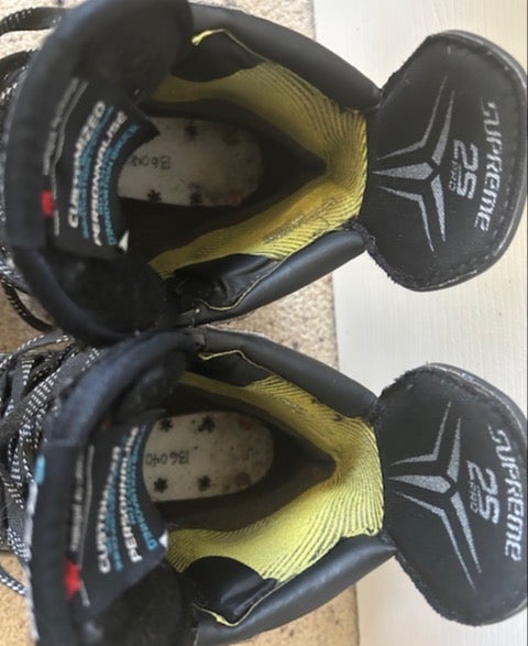 MIC Bauer Supreme 2S Pro Hockey Skates Regular Width Pro Stock 8.5 / 8 3/4 Excellent condition