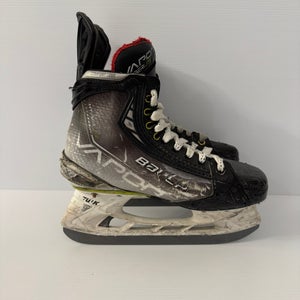 Used Intermediate Bauer Vapor Hyperlite Hockey Skates Size 4 Fit 1
