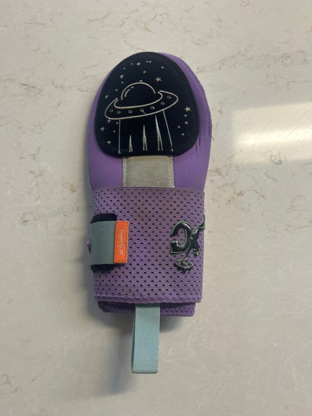 Absolutely ridiculous Alien Aria Sliding Mitt | SidelineSwap | Buy and ...