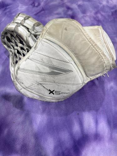 White Intermediate Bauer X5 Pro Goalie Gloves Regular (Used)