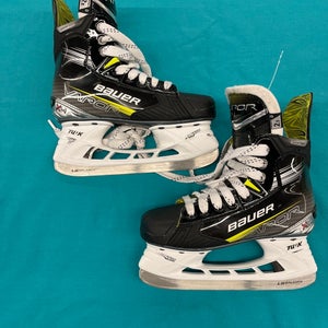 Junior Bauer Vapor X4 Hockey Skates Regular Width Size 2.5 (Used)