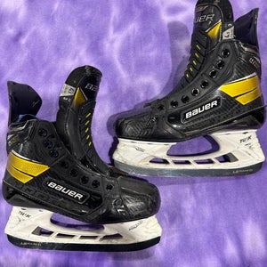 Intermediate Bauer Supreme UltraSonic Hockey Skates Regular Width Size 4.5 (Used)
