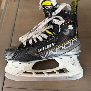 2022 Bauer Vapor Hockey Skates Regular Width Size 3.5 (Used)