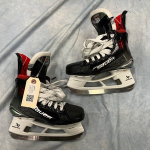 Junior Bauer Vapor X5 Pro Hockey Skates Regular Width Size 1.5 (Used)
