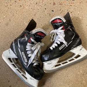 Intermediate Bauer Vapor X3.5 Hockey Skates Regular Width 6 (Used)