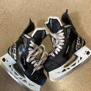 Junior CCM Tacks Hockey Skates Regular Width Size 3 (Used)