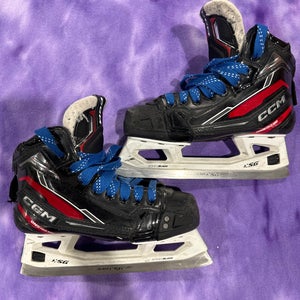 Junior CCM EFLEX 6.9 Hockey Goalie Skates Regular Width Size 3.5 (Used)