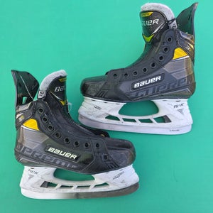 Junior Bauer Supreme 3S Pro Hockey Skates Regular Width Size 2.5