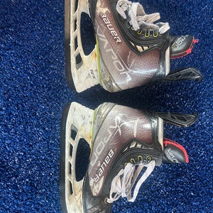 Bauer Vapor Hyperlite Hockey Skates Regular Width Size 4.5 (Used)