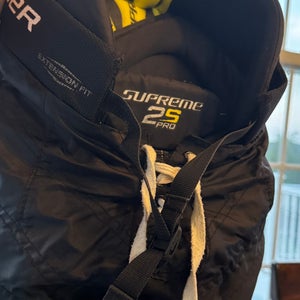 Medium Youth Bauer Supreme 2s Pro Hockey Pants (Used)