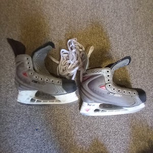 Bauer Senior Size 5 Vapor Hockey Skates Regular Width 5 (Used)