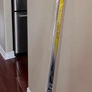 Senior Bauer Vapor Hyperlite 2 Right Handed Hockey Stick P28M Pro Stock (New)