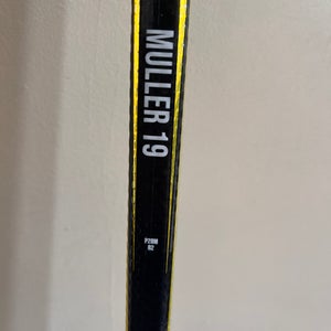 Senior Bauer Vapor Hyperlite 2 Right Handed Hockey Stick P28M Pro Stock (Used)