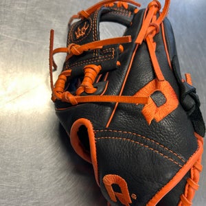 Used Demarini WTA08RB15D1125 BB/SB Glove RH Throw Black 11 1/2" 11868-S000063280